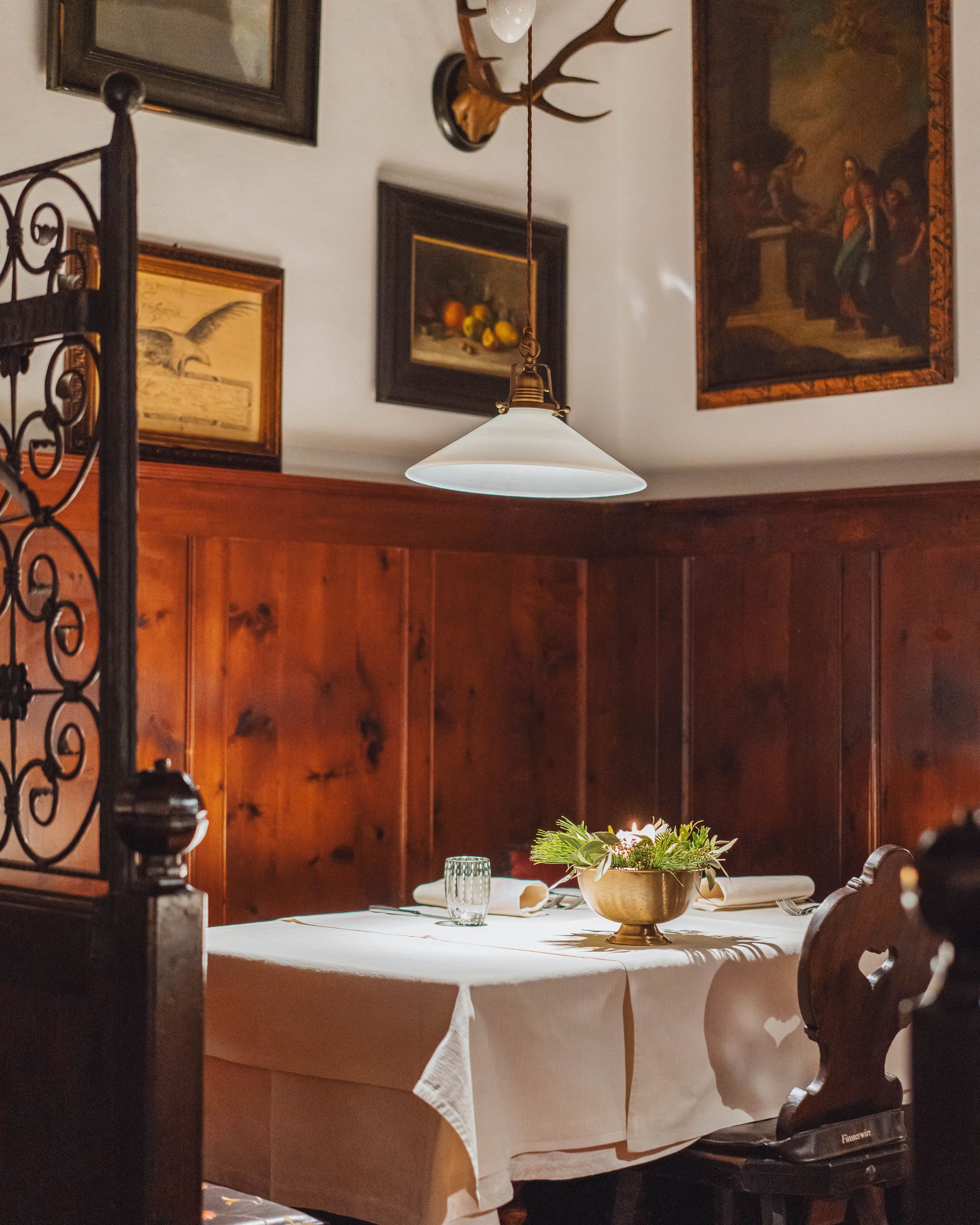 Angolo accogliente con tavolo apparecchiato e pannelli di legno