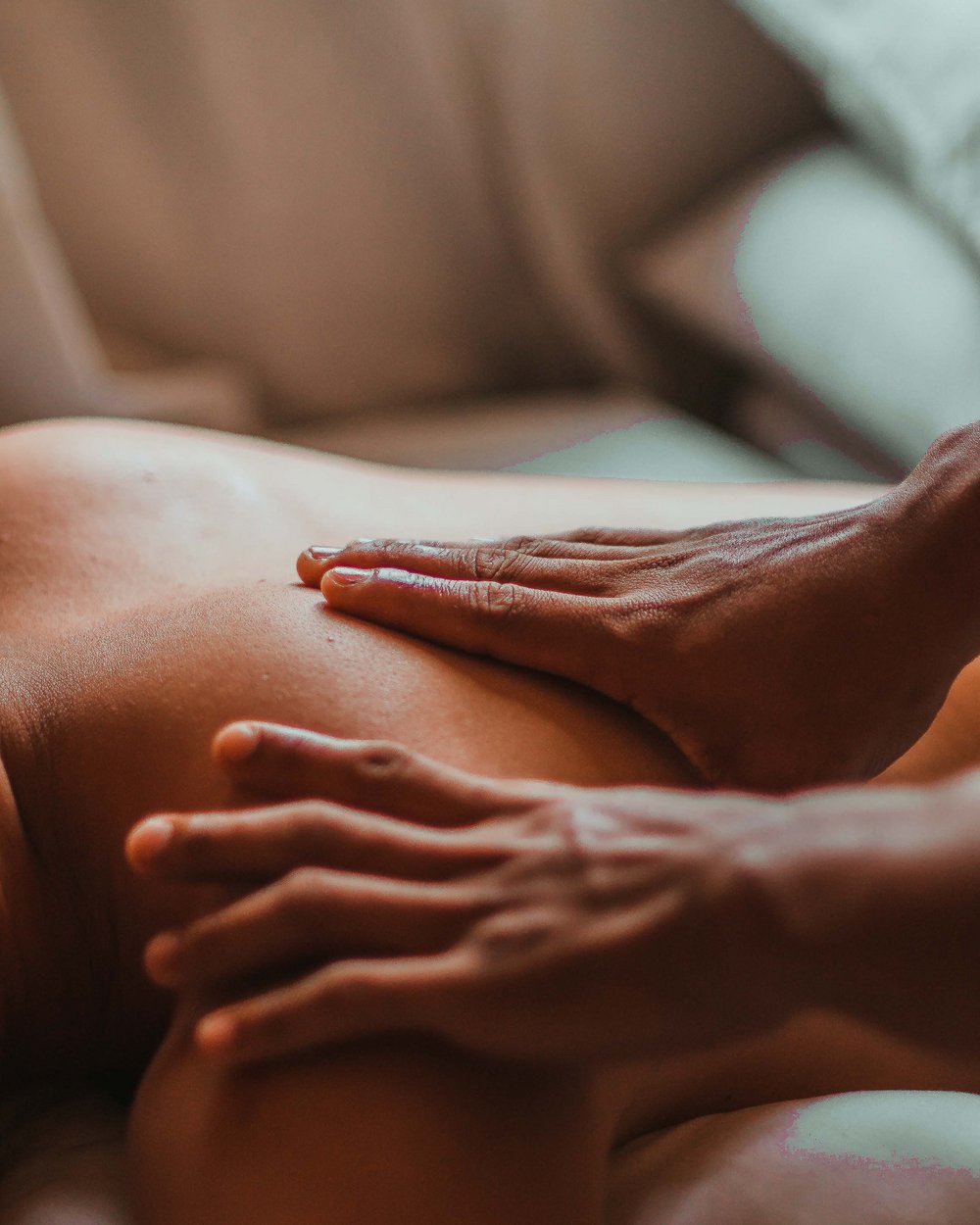 Stretta in primo piano di un massaggio alla schiena