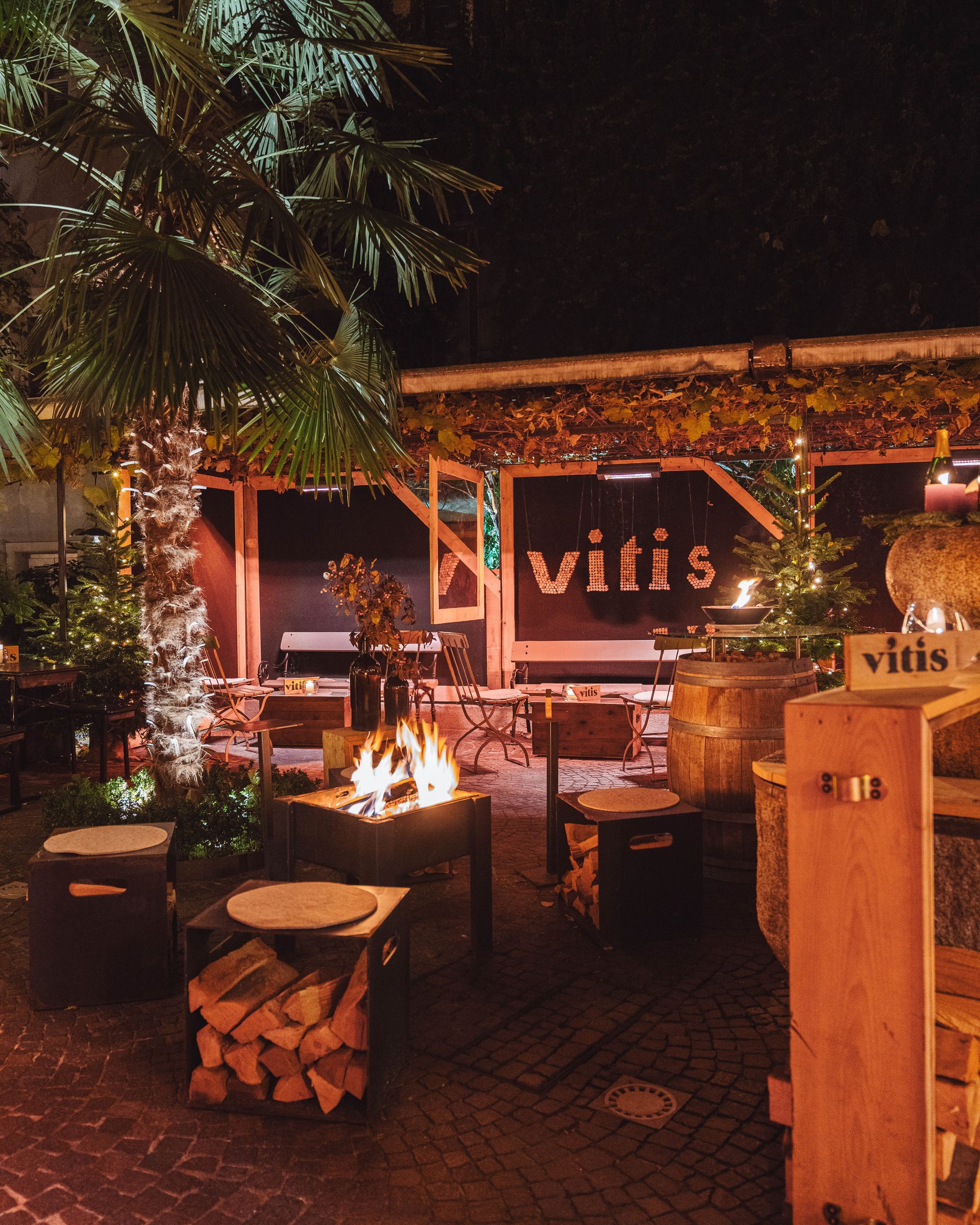 Area esterna accogliente con focolare e posti a sedere di notte