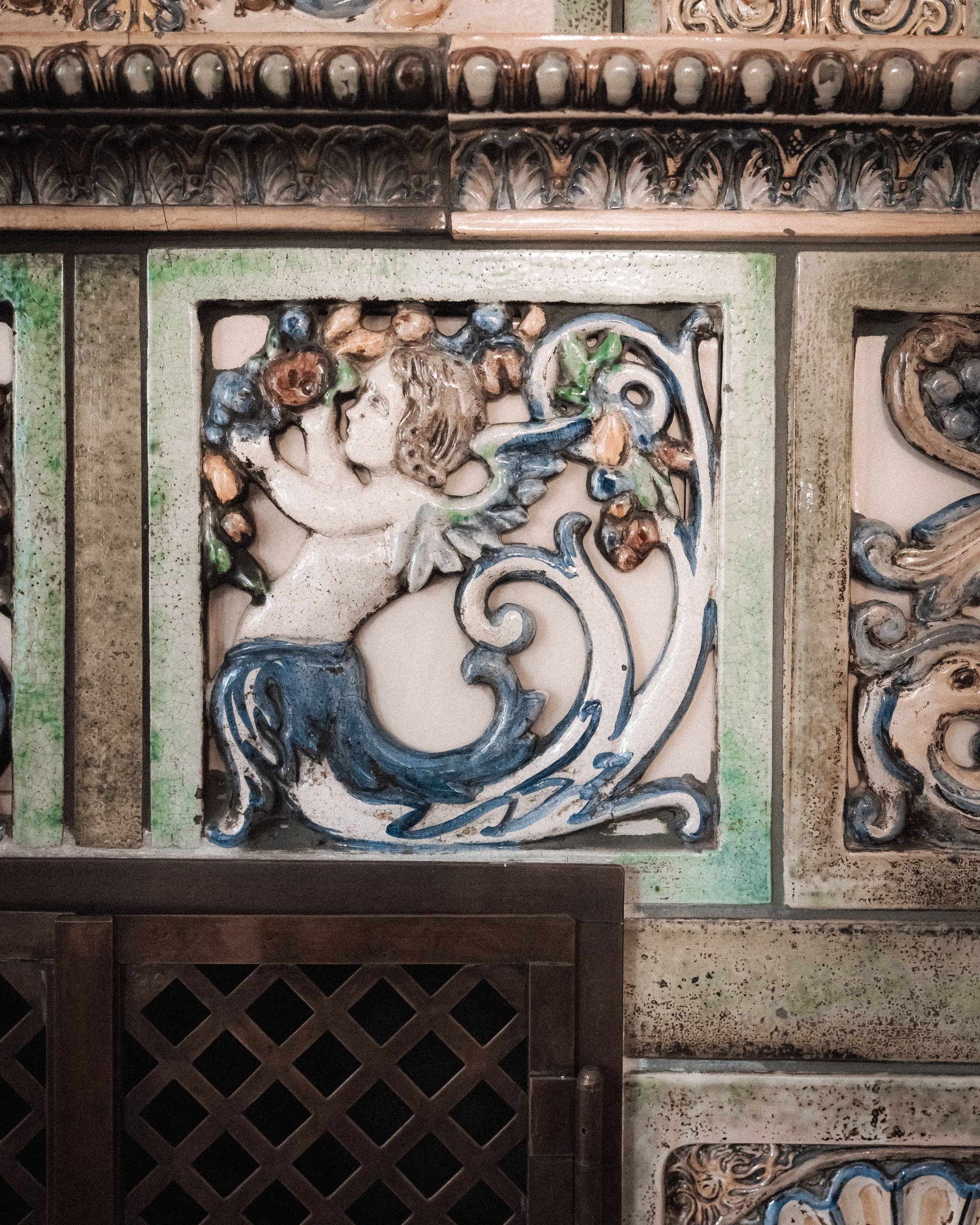 Piastrella in ceramica con decorazioni di angelo e fiori