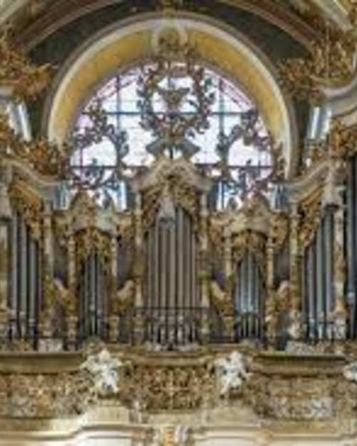 Organo con decorazioni dorate in una chiesa barocca