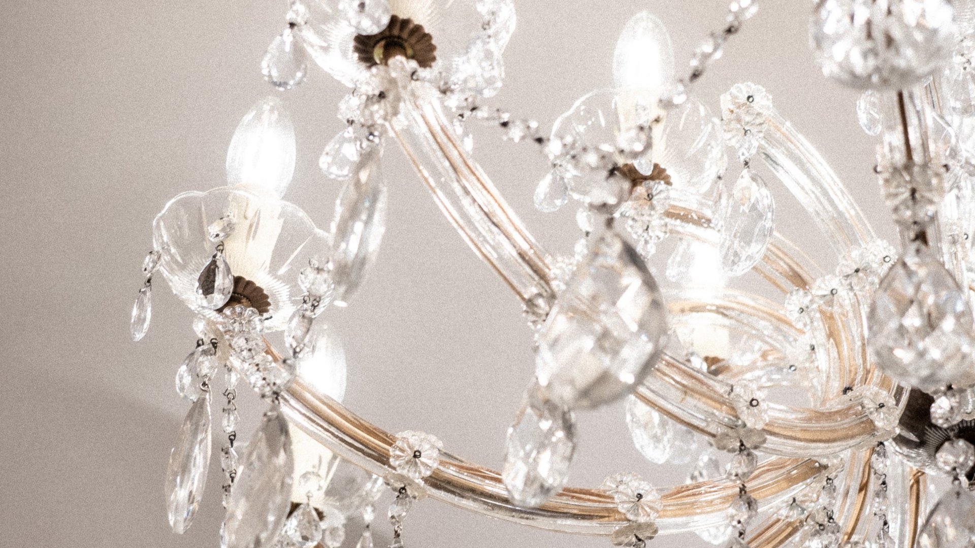 Primo piano di un lampadario di cristallo illuminato al soffitto