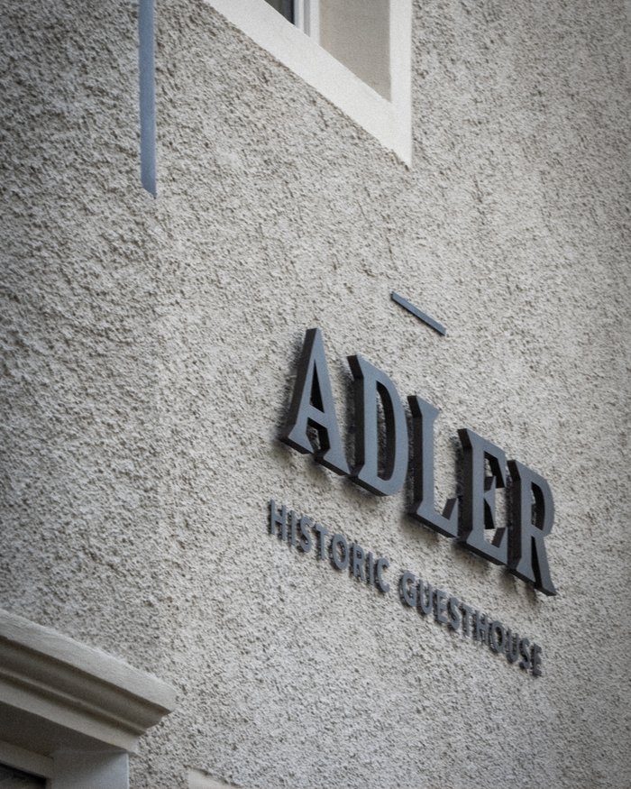 Facciata con scritta Adler Historic Guesthouse