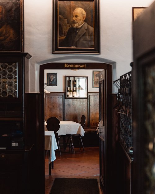 Vista attraverso un corridoio verso un ristorante tradizionale accogliente con pannelli in legno