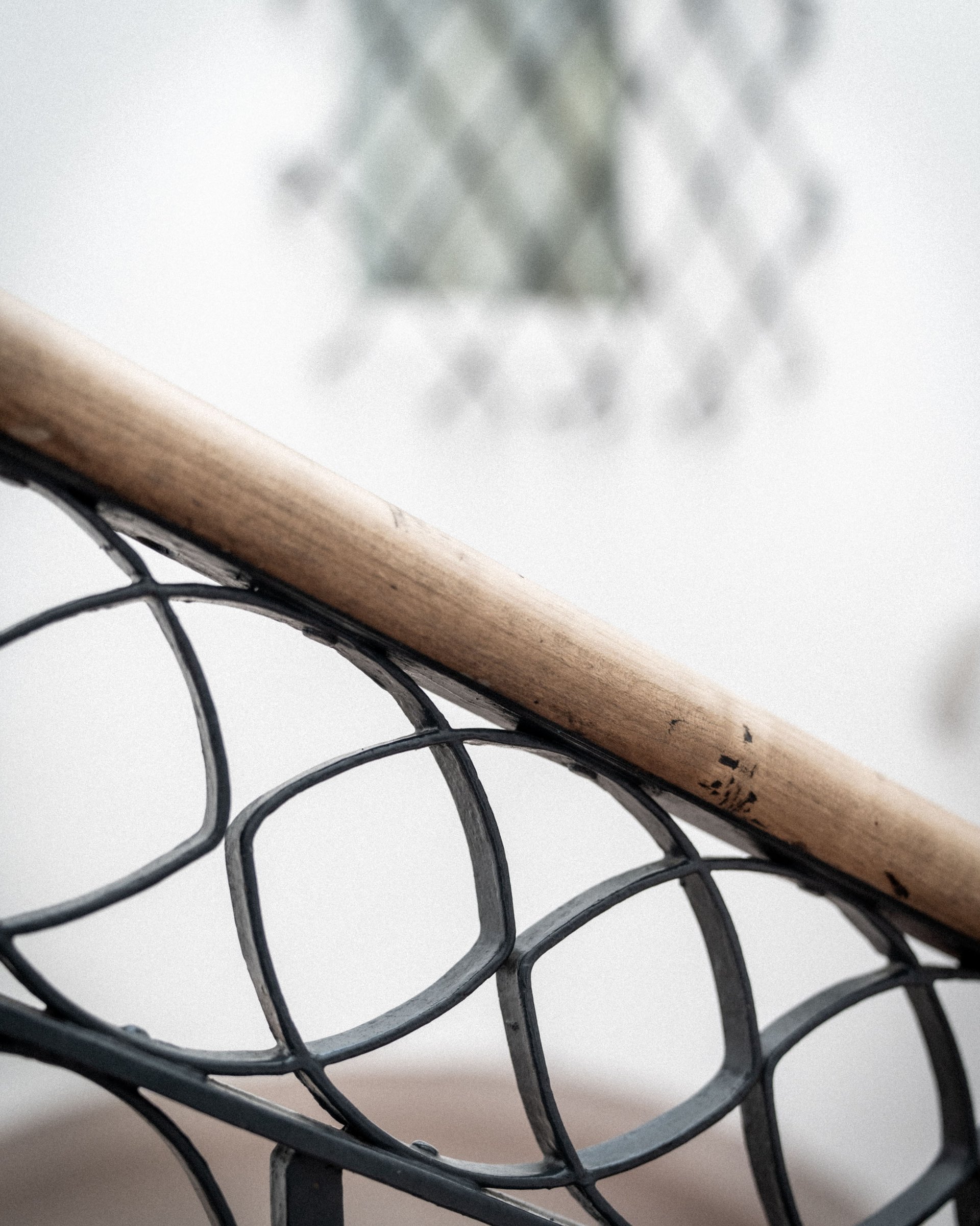 Primo piano di una ringhiera moderna con corrimano in legno e struttura in metallo